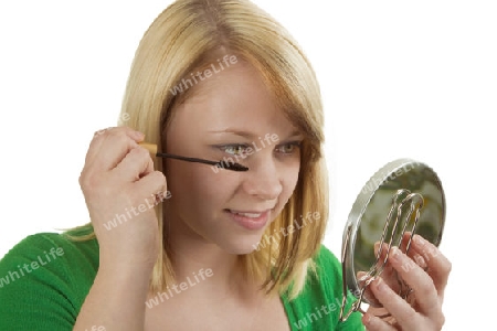 Junge Frau beim schminken- freigestellt auf wei?