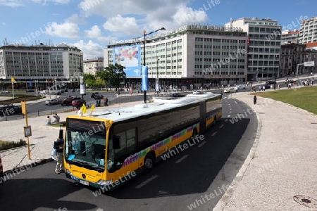 Ein Stadtbus auf dem Kreisel am Parca Marques de Pombal in der Neustadt von Lissabon  in Portugal.
