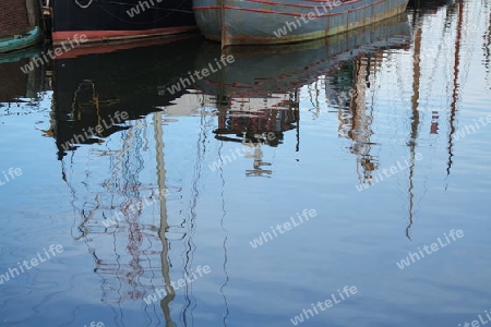 Boote spiegeln sich im Wasser