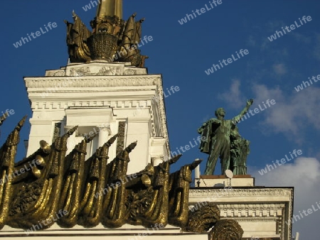 Moscow: Central Pavilion Roof Sculptures