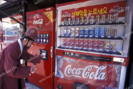 Ein Historischer Krieger bei verschiedenen Getraenkeautomatenl in der Hauptstadt Seoul in Suedkorea in Ost Asien.