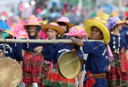 Ein Musiker einer  traditionellen Tanz Gruppe zeigt sich an der Festparade beim Bun Bang Fai oder Rocket Festival in Yasothon im Isan im Nordosten von Thailand. 