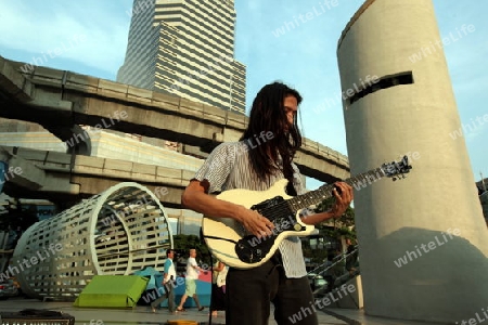 Eim Musiker am Siam Square im Zentrum von Bangkok der Hauptstadt von Thailand in Suedostasien.