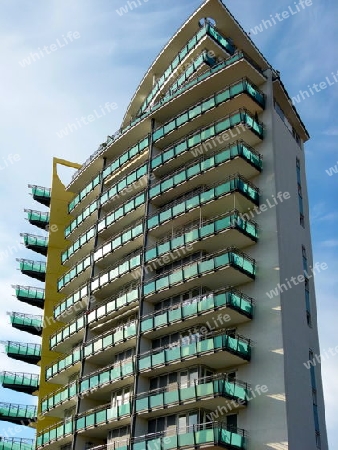 Modernes Hochhaus mit Balkone 1