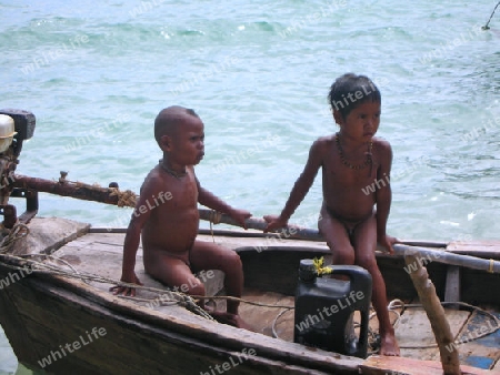 Kinder im Fischerboot