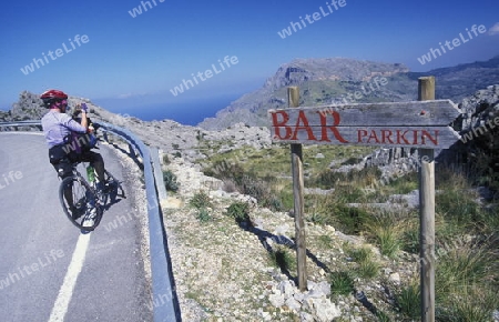 Die Landschaft beim Coll de Cals Reis Pass mit Radfahrer im Februar im Norden der Insel Mallorca einer der Balearen Inseln im Mittelmeer.  
