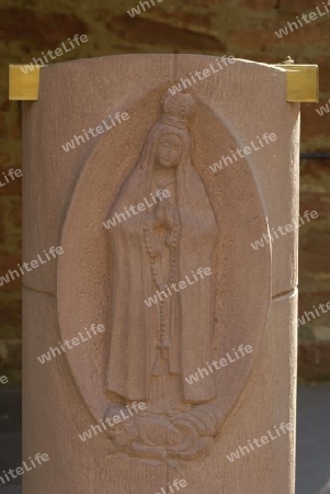 Heiligenfigur Maria in Sandstein gemeiselt.