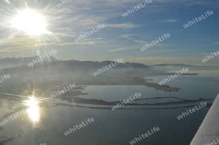 Bodensee vom Flugzeug aus gegen die Sonne