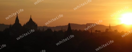 Pagoden von Bagan bei Sonnenuntergang im Gegenlicht