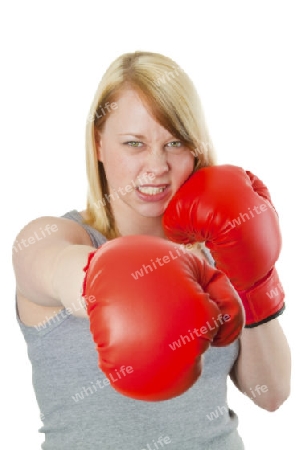 Junge Frau mit roten Boxhandschuhen - freigestellt auf wei?