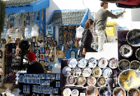 Eine Gasse im Markt in der Altstadt von Sidi Bou Said noerdlich von Tunis am Mittelmeer in Tunesien in Nordafrika..