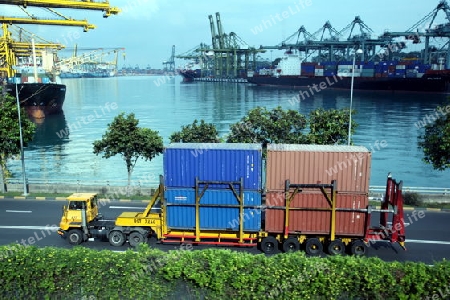 Ein LKW transportiert Container im Hafengelaende von  Singapur im Inselstaat Singapur in Asien.