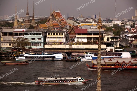 Der alltag auf dem Mae Nam Chao Phraya Fluss in Bangkok der Hauptstadt von Thailand in Suedostasien.  