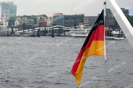 Hamburger Hafen 2012 - Deutschlandfahne vor den Landungsbr?cken