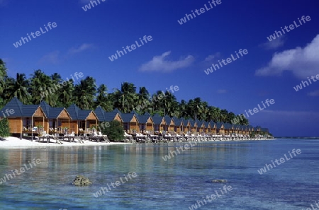  
Bungalows einer Hotel Anlage auf den Inseln der Malediven im Indischen Ozean