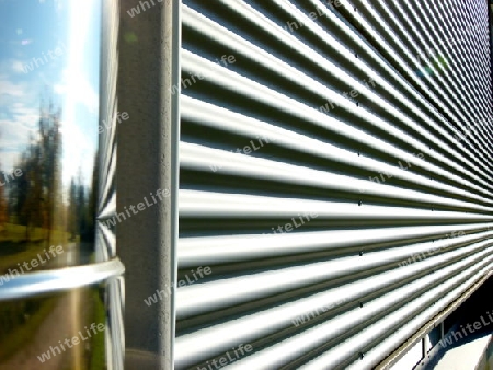 Moderne Fassadengestaltung mit gewelttem Edelstahl-Blech