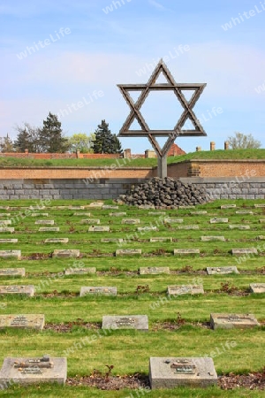 Friedhof vor dem Konzentrationslager Theresienstadt / Cemetery in front of the Terezin concentration camp