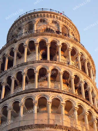 Detail des schiefen Turms von Pisa im Abendlicht
