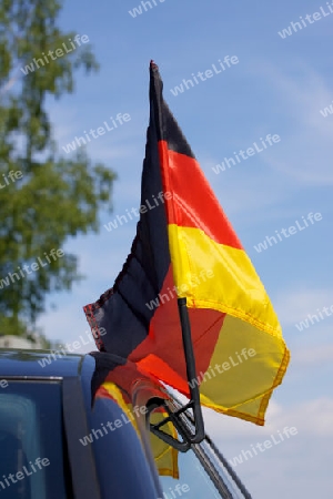 Schwarzes Auto mit Deutschlandfahne in erwartung der EM 2012 - Black car with Germany flag in anticipation of Euro 2012