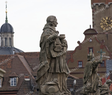Stifterfigur auf der Alten Mainbruecke in Wuerzburg, Unterfranken, Bayern