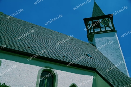 Dorfkirche in steiler Perpsektive  1