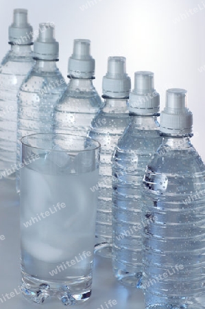 Wasserflaschen, Eiswasser im Glas