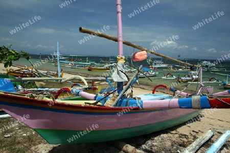Der Strand mit traditionellen Fischerbooten in Sanur in suedwest  Bali auf der Insel Bali in Indonesien..