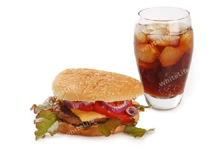 Hamburger und Cola auf hellem Hintergrund