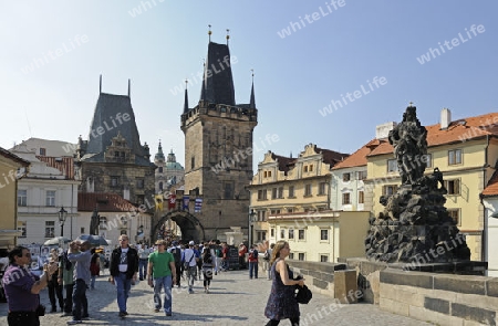 Touristen auf der Karlsbr?cke, Blickrichtung Neustaedter Turm, Kleinseite ,  Prag, Boehmen, Tschechien, Europa
