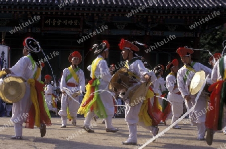Eine Traditionelle Tanz Show im Freilufttheater  im Zentrum von Seoul der Hauptstadt von Suekorea in Ostasien..