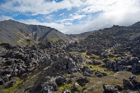 Der S?dwesten Islands, Obsidian Lavafeld Laugahraun vor Vulkan-Kulisse in Landmannalaugar