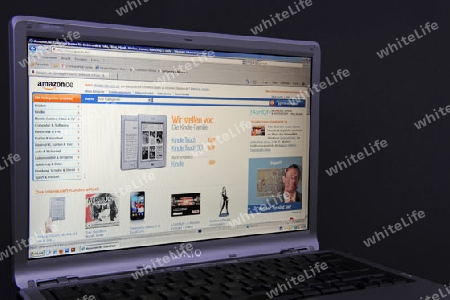 Website, Internetseite, Internetauftritt des Internetshop Amazon auf Bildschirm von Sony Vaio  Notebook, Laptop