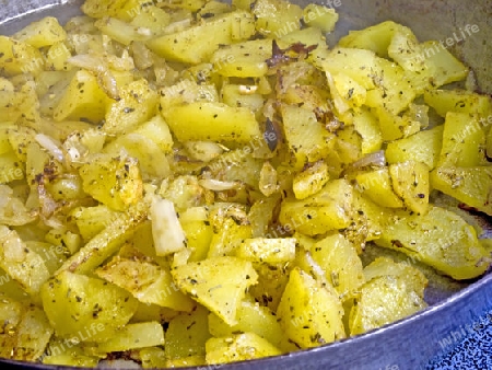 knusprig gebratene Kartoffeln in Eisenpfanne
