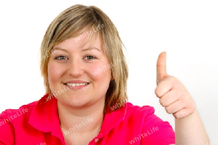 Junge Frau mit Handzeichen - Daumen hoch auf hellem Hintergrund