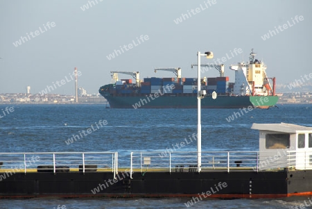 Containerschiff in der Hafeneinfahrt Lisdsabon