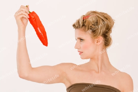 Blonde junge Frau mit Chili im Haar und Paprika / Blonde young woman with hair in chili peppers and Parika