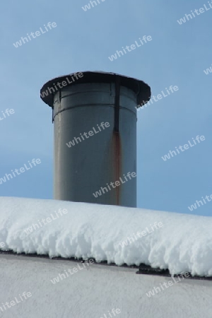 Chimney with cover, on snow-capped roof     Schornstein mit Abdeckhaube,auf Schneebedeckten Dach