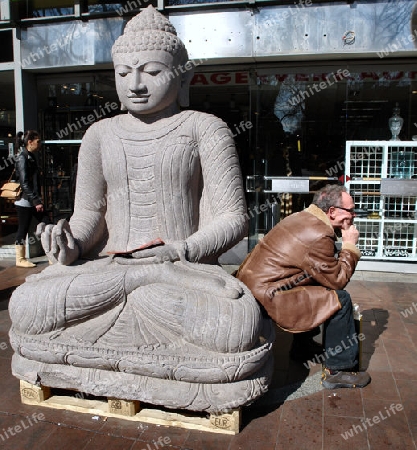 Buddha in der Einkaufsstra?e