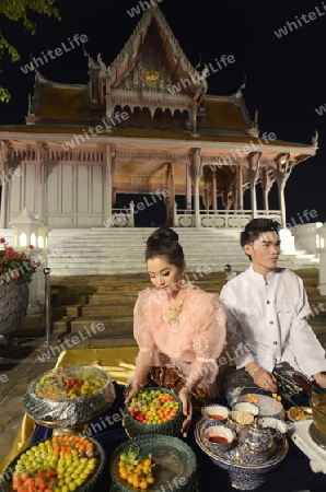 Koeche in traditioneller Kleidung mit Thailaendischen Dessert Spezialitaeten bei einem Fest im Santichaiprakan Park am Mae Nam Chao Phraya in der Hauptstadt Bangkok von Thailand in Suedostasien.