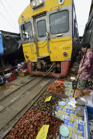 Der Maeklong Railway Markt beim Maeklong Bahnhof ausserhalb der Hauptstadt Bangkok von Thailand in Suedostasien.