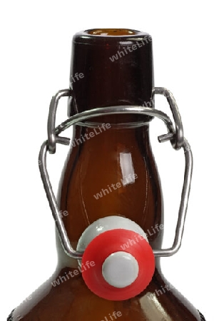 Detail einer Bierflasche mit B?gelverschluss auf hellem Hintergrund