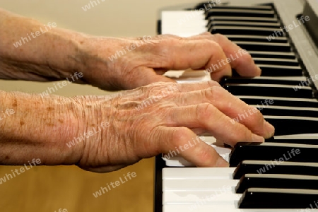 H?nde der alte Frau auf die Tastatur