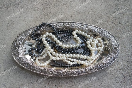 Perlen auf einem silbernen Tablett