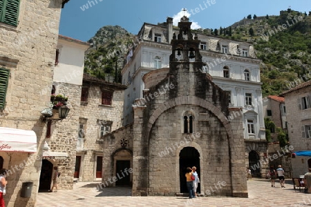 Der Mehlplatz in der Altstadt der Stadt Kotor in der Kotorbucht an der Mittelmeer Kueste in Montenegro im Balkan in Osteuropa. 