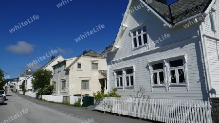 Norwegische Häuser mit Holzfassaden