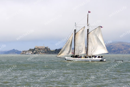 historisches Segelboot in der San Francisco Bay, Im Hintergrund die Insel Alcatraz, San Francisco, Kalifornien, USA