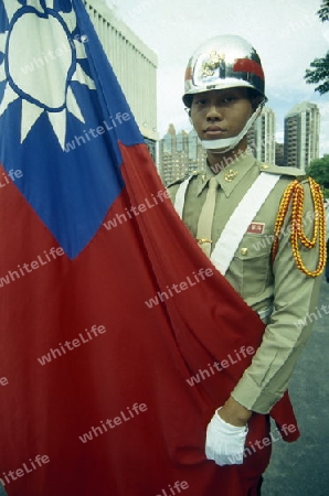Ein Soldat mit der Taiwan Flagge bei einer Parade in der Grosstadt Kaohsiung im sueden der Insel Taiwan.