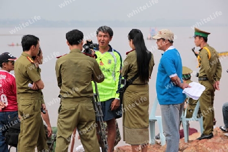 Interview des Staatlichen Fernsehen beim traditionellen Bootsrennen auf dem Mekong River in Vientiane der Hauptstadt von Laos in Suedostasien.