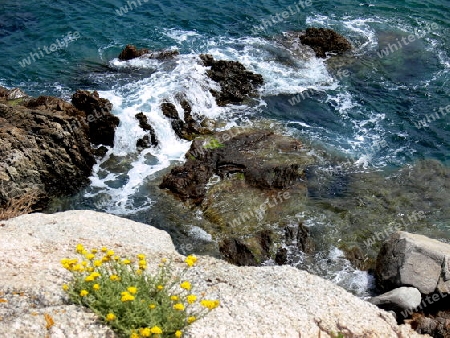 Blick von einer Felsenk?ste auf das tosende Meer  2