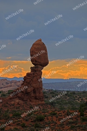 Balanced Rock bei Sonnenuntergang und aufziehendem Gewitter, Arches  Nationalpark, Utah, USA, Suedwesten